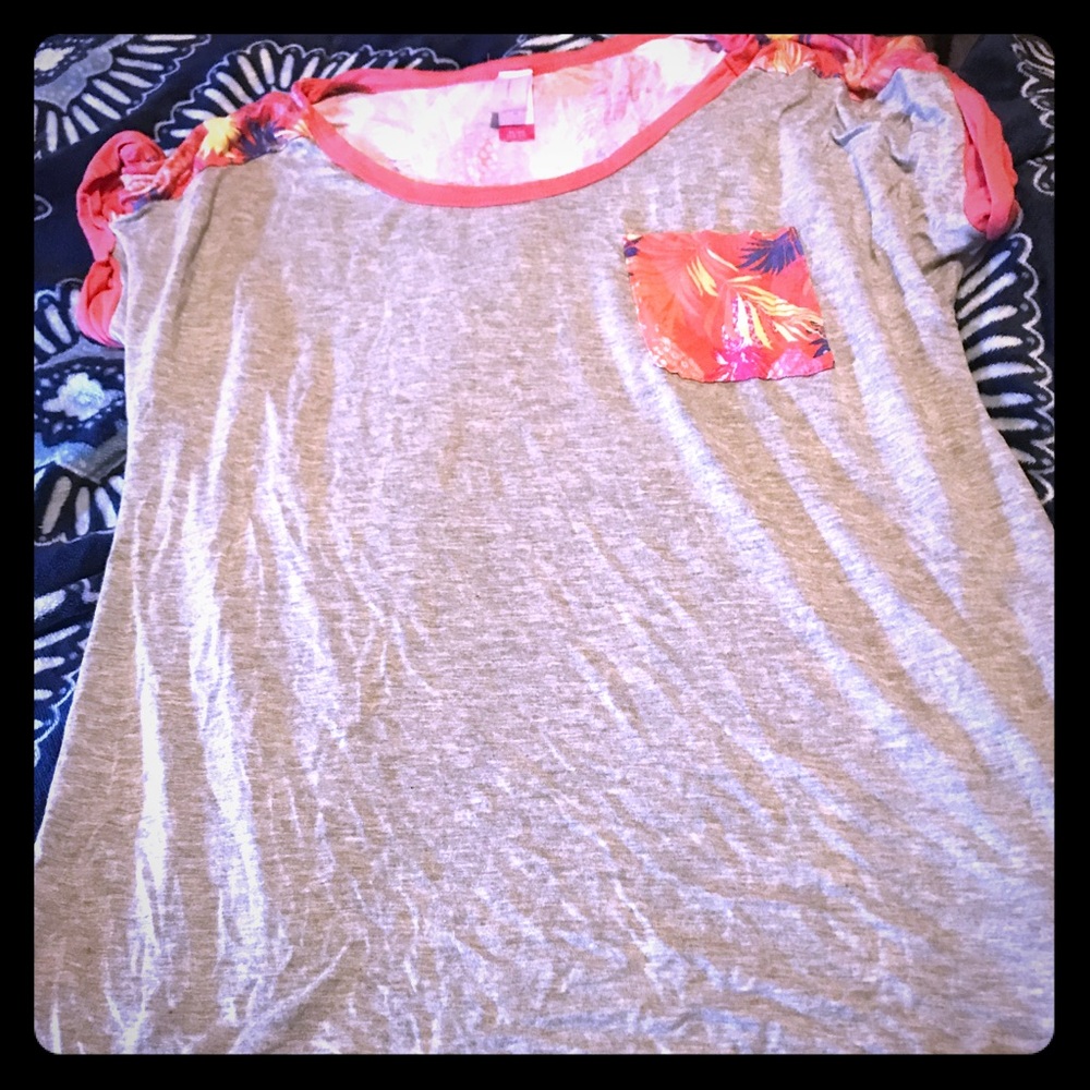 Adorable Hawaiian floral print T-shirt